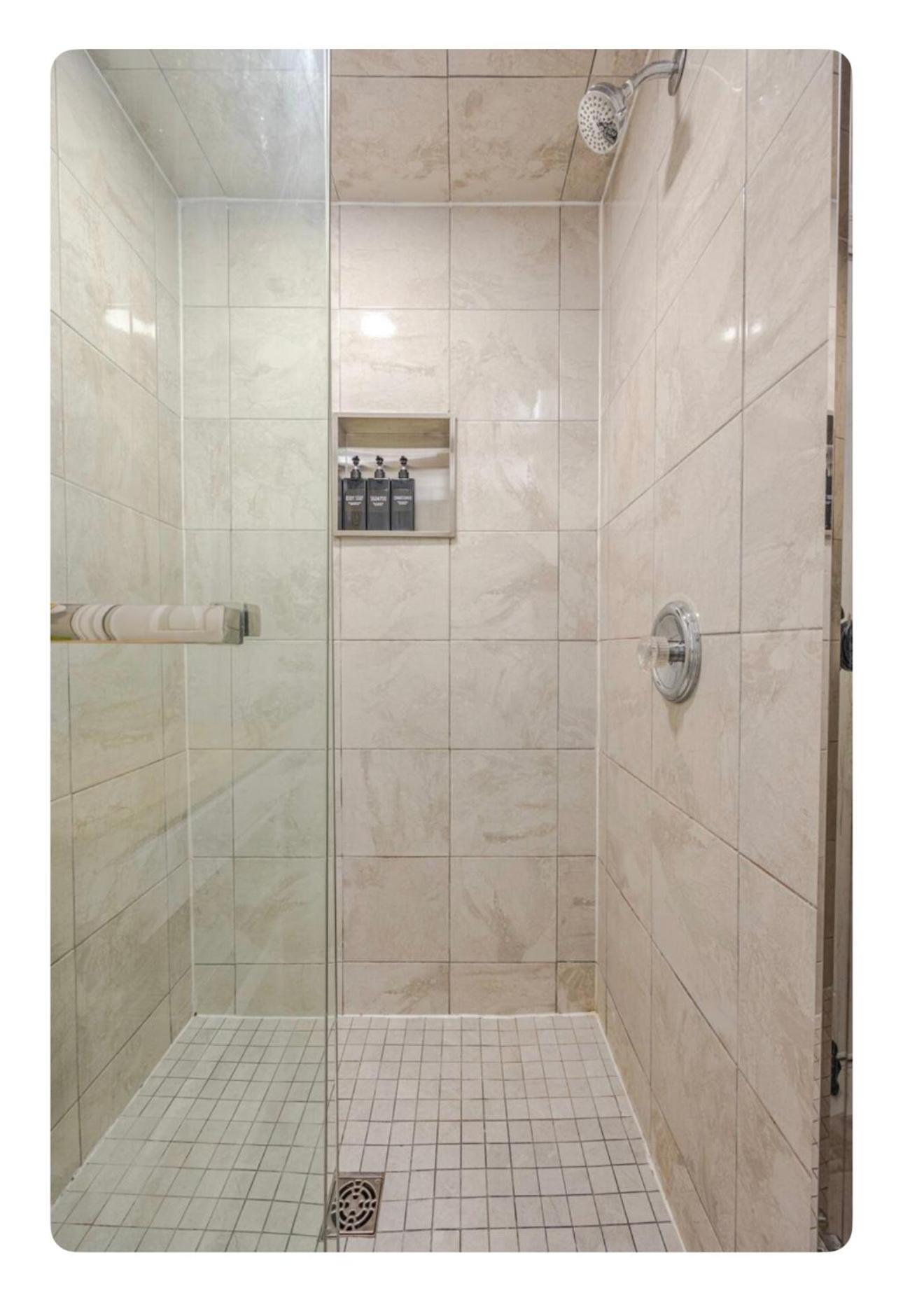 Luxurious 1000 Sq Ft Oasis Apartment Brampton Bagian luar foto